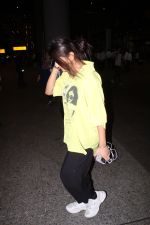 Anjali Arora dressed in yellow top and black pant at airport on 15 Jun 2023 (5)_648b48a7cdd0a.jpg