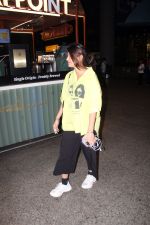 Anjali Arora dressed in yellow top and black pant at airport on 15 Jun 2023 (6)_648b48a8eb416.jpg