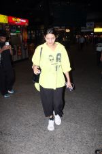 Anjali Arora dressed in yellow top and black pant at airport on 15 Jun 2023 (9)_648b48ac15b24.jpg