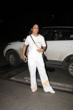 Hina Khan with her beau Rocky Jaiswal at the airport on 15 Jun 2023 (10)_648a898bf31bb.jpg