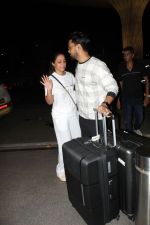Hina Khan with her beau Rocky Jaiswal at the airport on 15 Jun 2023 (13)_648a898e9eac4.jpg