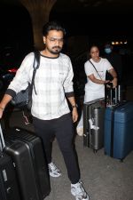 Hina Khan with her beau Rocky Jaiswal at the airport on 15 Jun 2023 (2)_648a8984d7b7c.jpg