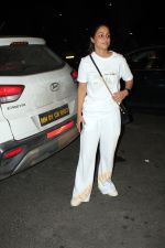 Hina Khan with her beau Rocky Jaiswal at the airport on 15 Jun 2023 (6)_648a898871e24.jpg