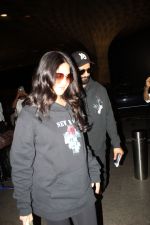 Katrina Kaif and hubby Vicky Kaushal dressed in black spotted at the airport on 15 Jun 2023 (1)_648a8bc35f3da.jpg