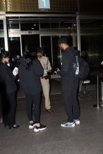 Katrina Kaif and hubby Vicky Kaushal dressed in black spotted at the airport on 15 Jun 2023 (3)_648a8bb47c9c7.jpg