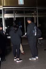 Katrina Kaif and hubby Vicky Kaushal dressed in black spotted at the airport on 15 Jun 2023 (4)_648a8bb55547b.jpg