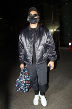 Ranveer Singh dressed all in black at airport on 15 Jun 2023 (3)_648b4a1475b15.jpg