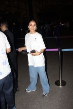 Shehnaaz Kaur Gill wearing white t-shirt and blue jeans spotted at airport on 14 Jun 2023 (13)_648a86fe04691.jpg