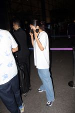 Shehnaaz Kaur Gill wearing white t-shirt and blue jeans spotted at airport on 14 Jun 2023 (14)_648a86ecbc266.jpg