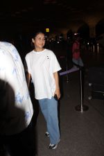 Shehnaaz Kaur Gill wearing white t-shirt and blue jeans spotted at airport on 14 Jun 2023 (8)_648a86e87c926.jpg