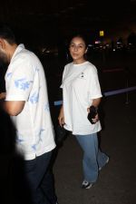 Shehnaaz Kaur Gill wearing white t-shirt and blue jeans spotted at airport on 14 Jun 2023 (9)_648a86e95d81f.jpg