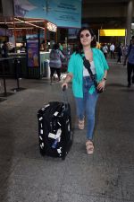 Shirley Setia dressed in blue jeans, camisole and teal shirt at the airport on 15 Jun 2023 (10)_648ae51de069a.jpg