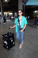 Shirley Setia dressed in blue jeans, camisole and teal shirt at the airport on 15 Jun 2023 (4)_648ae50c0f203.jpg