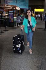 Shirley Setia dressed in blue jeans, camisole and teal shirt at the airport on 15 Jun 2023 (9)_648ae51a722f0.jpg