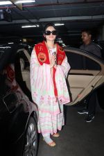 Urvashi Rautela dressed spiritual at airport on 15 Jun 2023 (12)_648b0d47ef69a.jpg