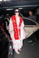 Urvashi Rautela dressed spiritual at airport on 15 Jun 2023 (13)_648b0d4a9ceee.jpg