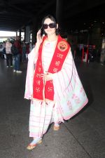 Urvashi Rautela dressed spiritual at airport on 15 Jun 2023 (3)_648b0d2d37102.jpg