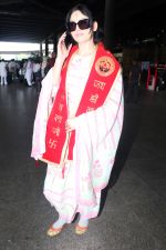 Urvashi Rautela dressed spiritual at airport on 15 Jun 2023 (4)_648b0d303fbca.jpg