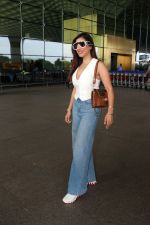 Sophie Choudry in white top and blue jeans at the airport on 16 Jun 2023 (1)_648be18b89043.jpg