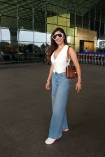Sophie Choudry in white top and blue jeans at the airport on 16 Jun 2023 (11)_648be19d35093.jpg