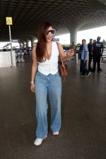Sophie Choudry in white top and blue jeans at the airport on 16 Jun 2023 (2)_648be18dc62d5.jpg