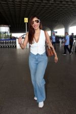 Sophie Choudry in white top and blue jeans at the airport on 16 Jun 2023 (3)_648be18fdf5b8.jpg
