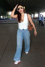 Sophie Choudry in white top and blue jeans at the airport on 16 Jun 2023 (5)_648be1b85a7a9.jpg