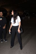 Esha Gupta dressed in white t-shirt and black pant seen at the airport on 17 Jun 2023 (13)_648d8add0a38c.JPG