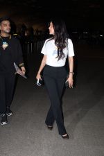 Esha Gupta dressed in white t-shirt and black pant seen at the airport on 17 Jun 2023 (14)_648d8addd5e7a.JPG