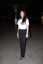 Esha Gupta dressed in white t-shirt and black pant seen at the airport on 17 Jun 2023 (4)_648d8ac62da4f.JPG