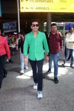 Manoj Bajpayee seen at airport in green shirt and black pant on 17 Jun 2023 (4)_648d91a4b9bb8.JPG