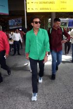 Manoj Bajpayee seen at airport in green shirt and black pant on 17 Jun 2023 (7)_648d915cdbc36.JPG