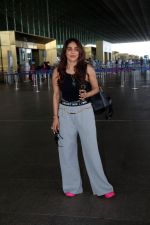 Nikita Rawal dressed in sleeveless top and sweat pant seen at the airport on 17 Jun 2023 (6)_648d8ceede608.JPG