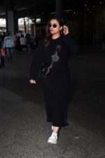 Parineeti Chopra wearing black dress and white shoes at airport on 16 Jun 2023 (18)_648d36e54b1f9.jpg