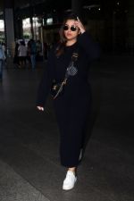 Parineeti Chopra wearing black dress and white shoes at airport on 16 Jun 2023 (19)_648d36e5d7833.jpg