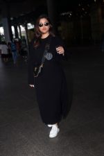 Parineeti Chopra wearing black dress and white shoes at airport on 16 Jun 2023 (20)_648d36e66b2fa.jpg