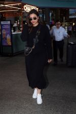 Parineeti Chopra wearing black dress and white shoes at airport on 16 Jun 2023 (5)_648d36e1d5888.jpg