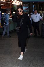 Parineeti Chopra wearing black dress and white shoes at airport on 16 Jun 2023 (6)_648d36e26eef7.jpg