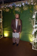 Sunny Deol pose for camera after the sangeet function on 16 Jun 2023 (2)_648d720f8f189.jpeg