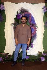 Aamir Khan Pose for media at the reception of Karan Deol and Drisha Acharya on 18 Jun 2023 (1)_649067dfe029b.jpeg
