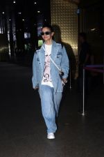 Alia Bhatt dressed in blue jeans jacket and pant seen at the airport on 19 Jun 2023 (15)_64904fc807fef.jpg