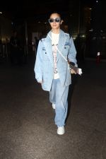 Alia Bhatt dressed in blue jeans jacket and pant seen at the airport on 19 Jun 2023 (9)_64904fbda9df3.JPG