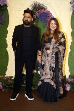 Kapil Sharma with wife Ginni Chatrath Pose for media at the reception of Karan Deol and Drisha Acharya on 18 Jun 2023 (3)_6490680c39cb1.jpeg