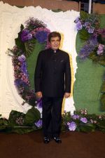 Raj Babbar Pose for media at the reception of Karan Deol and Drisha Acharya on 18 Jun 2023 (2)_649067c0b949a.jpeg