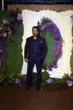 Salman Khan Pose for media at the reception of Karan Deol and Drisha Acharya on 18 Jun 2023 (1)_649067e5d58aa.jpeg