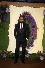 Suniel Shetty Pose for media at the reception of Karan Deol and Drisha Acharya on 18 Jun 2023 (2)_649067bc5933a.jpeg