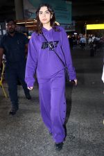 Khushi Kapoor and The Archies cast seen at the airport on 20 Jun 2023 (5)_6491bf67726af.JPG