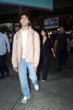 Mihir Ahuja and The Archies cast seen at the airport on 20 Jun 2023 (5)_6491bf0b41204.JPG