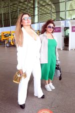 Rakhi Sawant seen with Rajshree at the airport on 20 Jun 2023 (13)_6491c4fd877d5.JPG