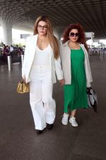 Rakhi Sawant seen with Rajshree at the airport on 20 Jun 2023 (4)_6491c4ebdac2f.JPG